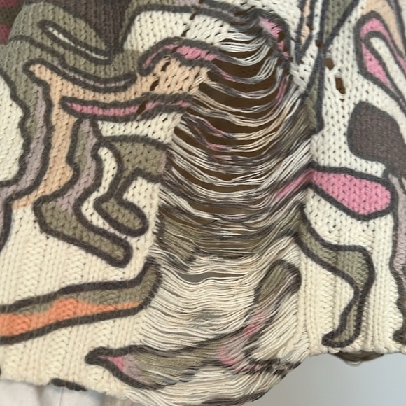 Umgee Ladies Distressed Crocheted Style Sweater Size Medium - Picture 3 of 7